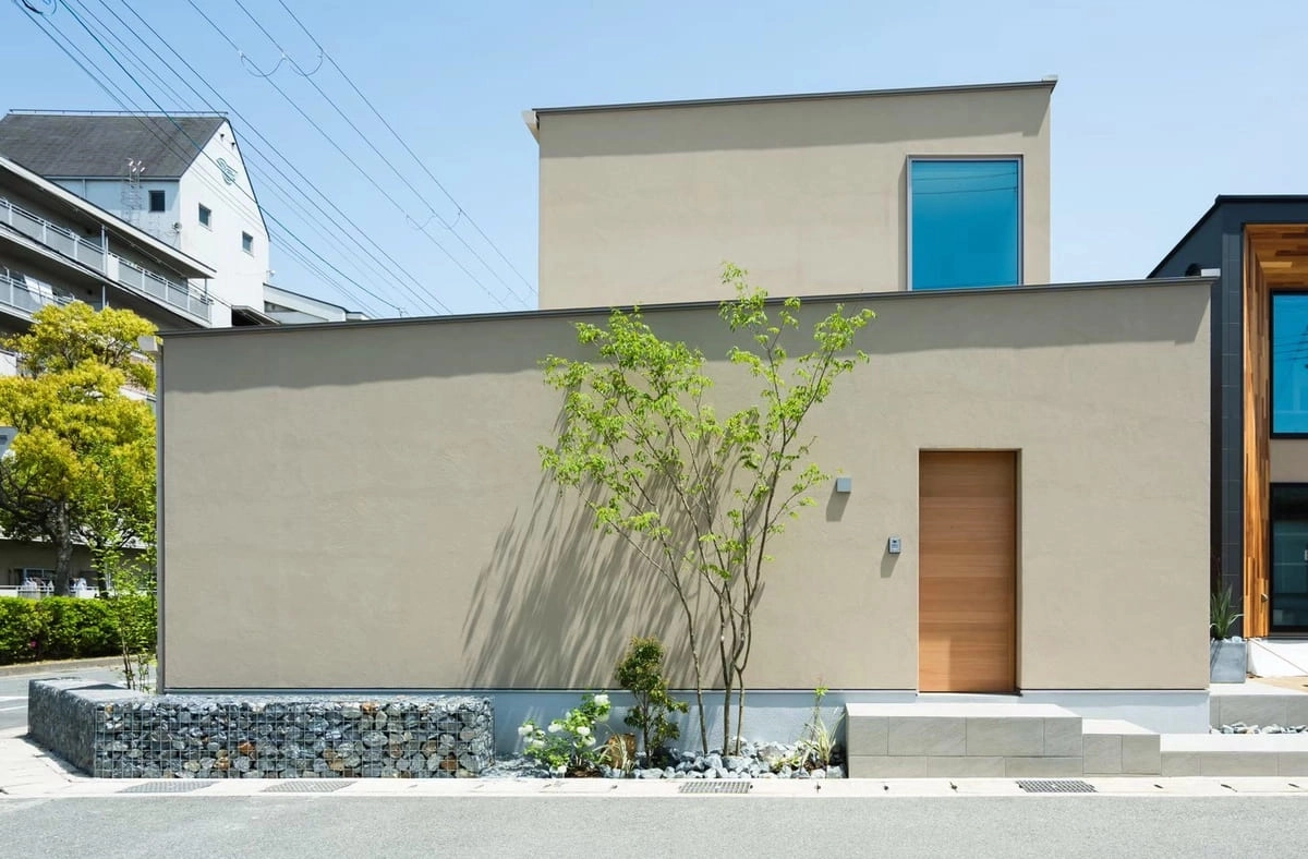茶系のグレーの2階建ての家