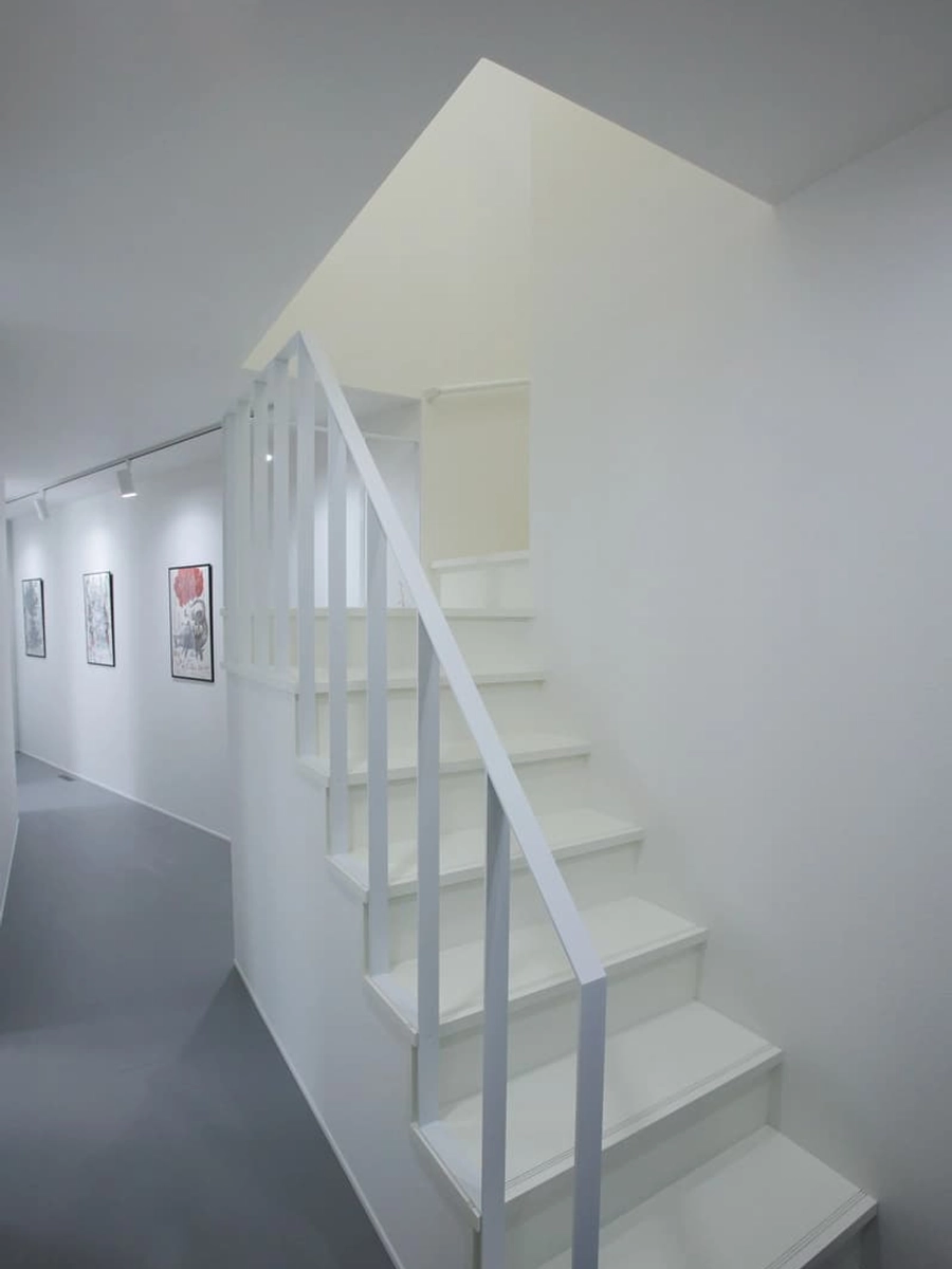 空間と馴染むように白で統一された階段