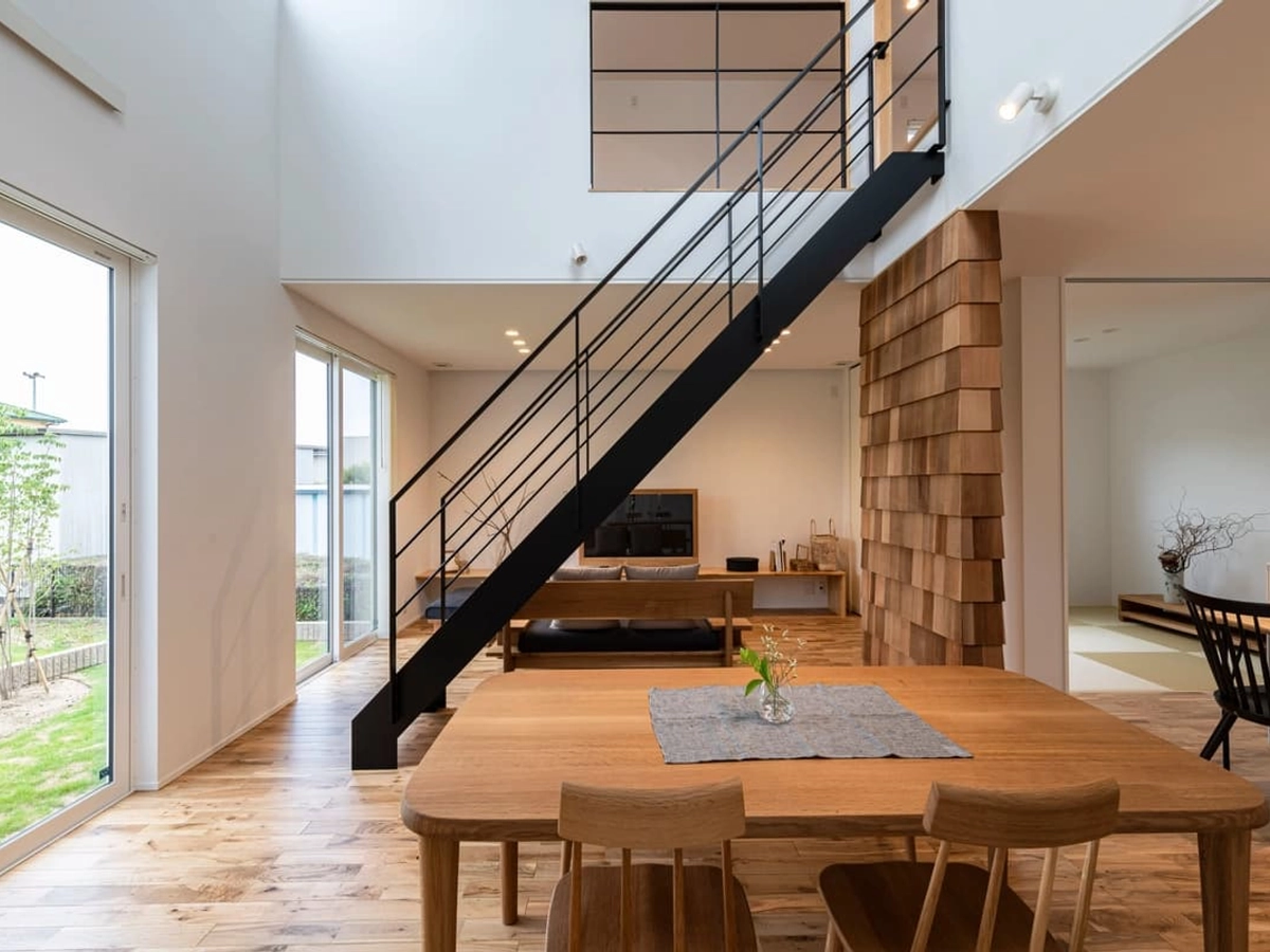 LDK中央の黒い鉄骨のスケルトン階段