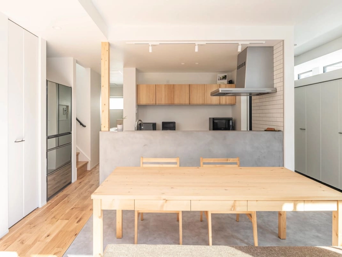 リビングやテラスに目が届くキッチン