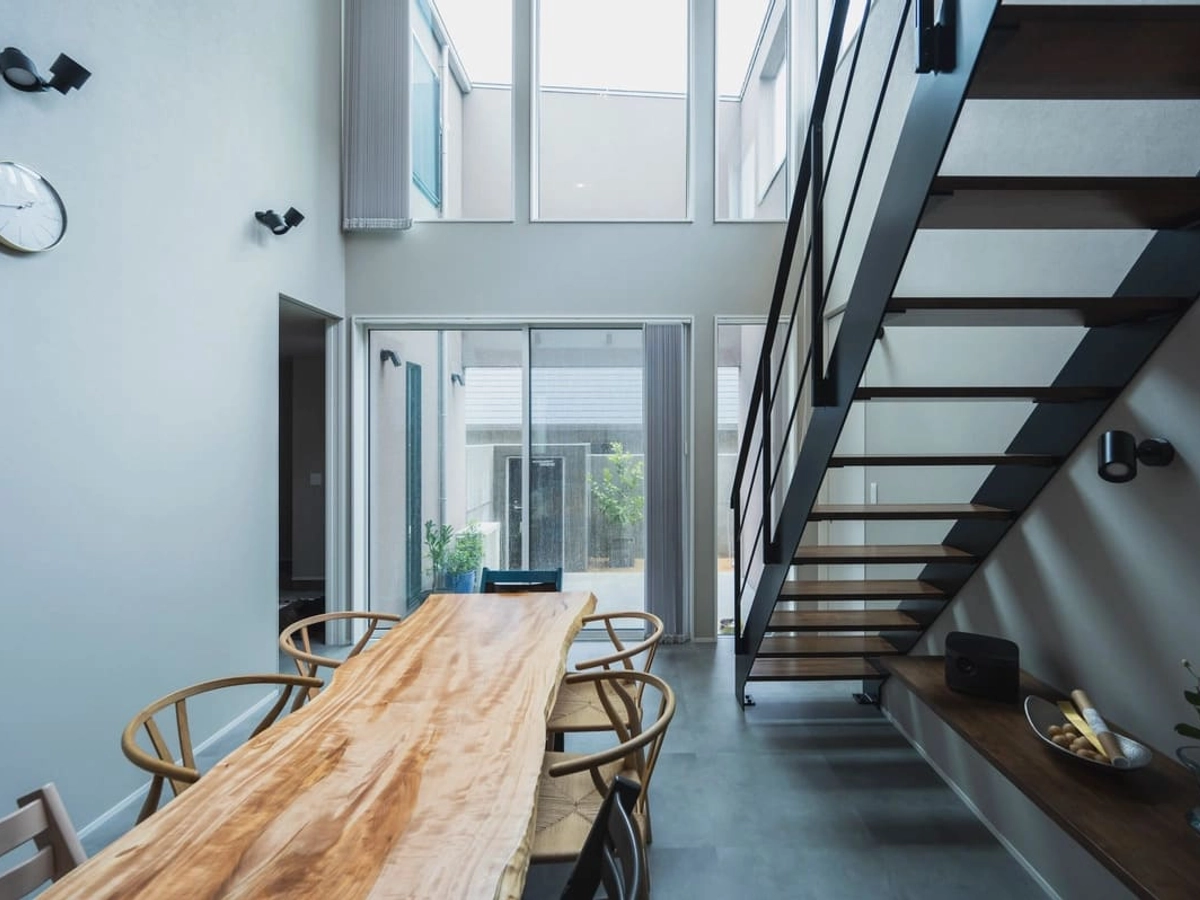 大きな窓と吹き抜けで自然光が降り注ぐリビングダイニング