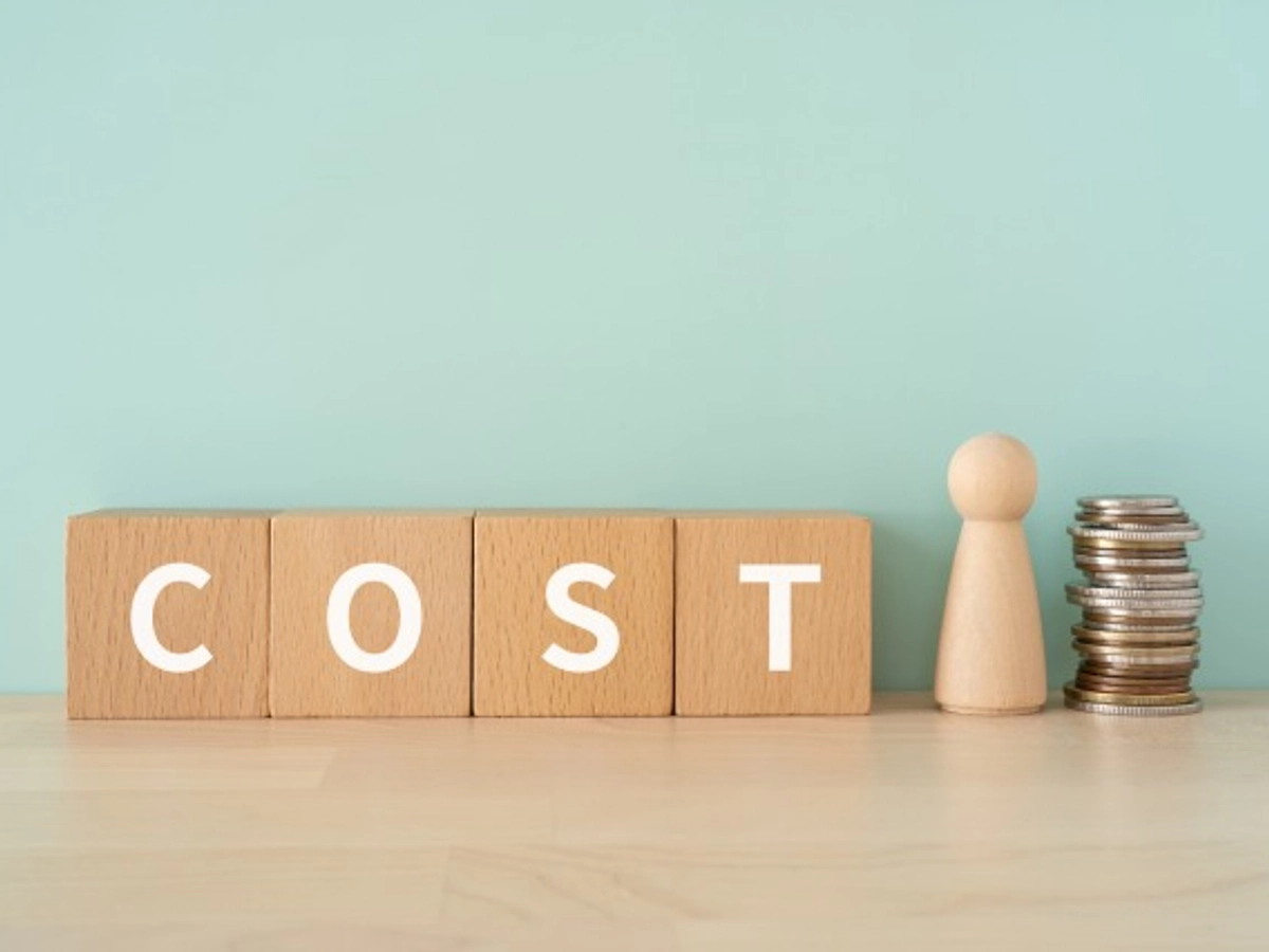 COSTと書かれたブロックと人形とコイン