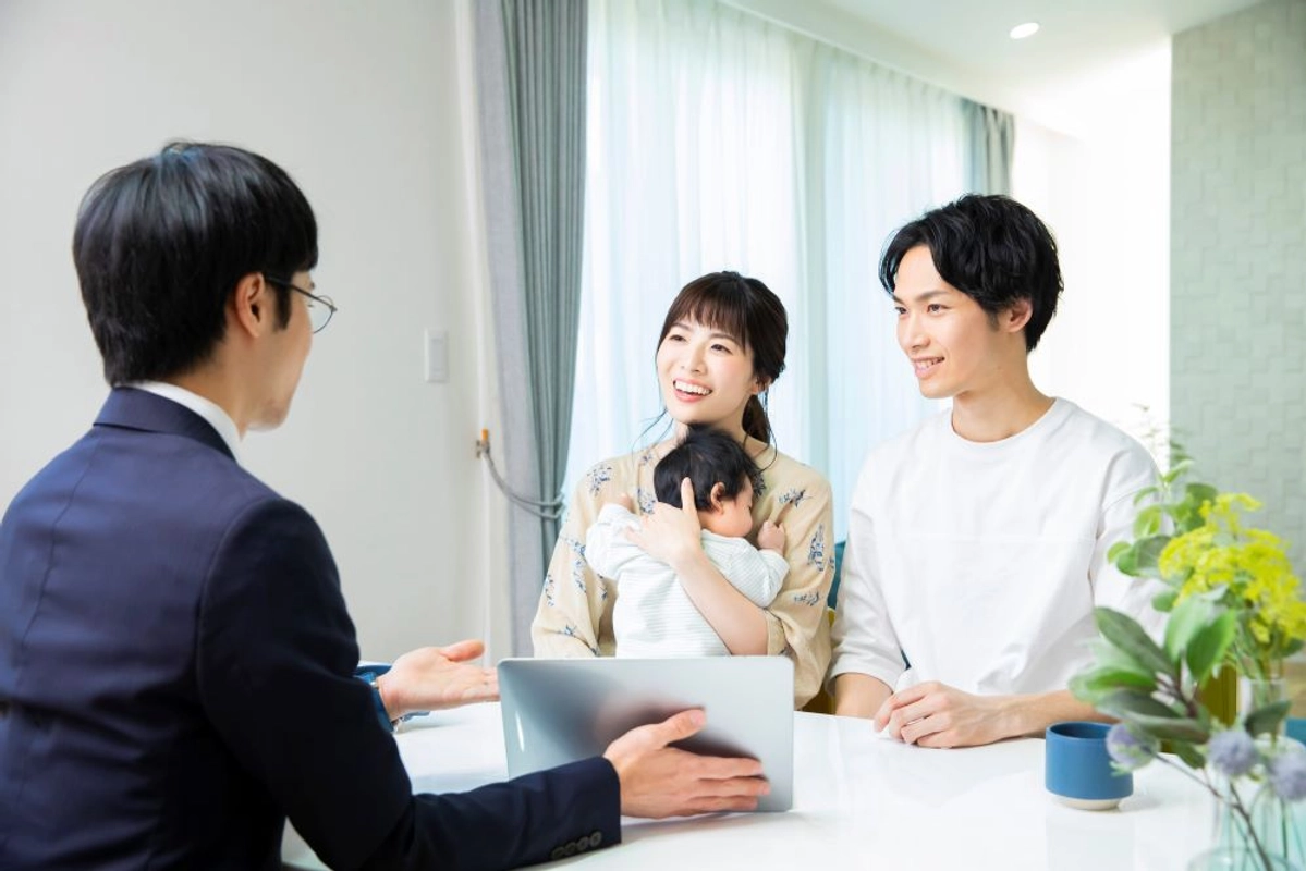 住宅相談をする家族と営業マン