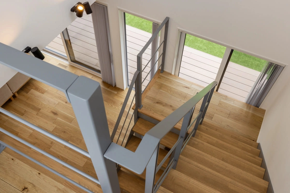 吹き抜けの大窓と木目階段を見下ろすアングル