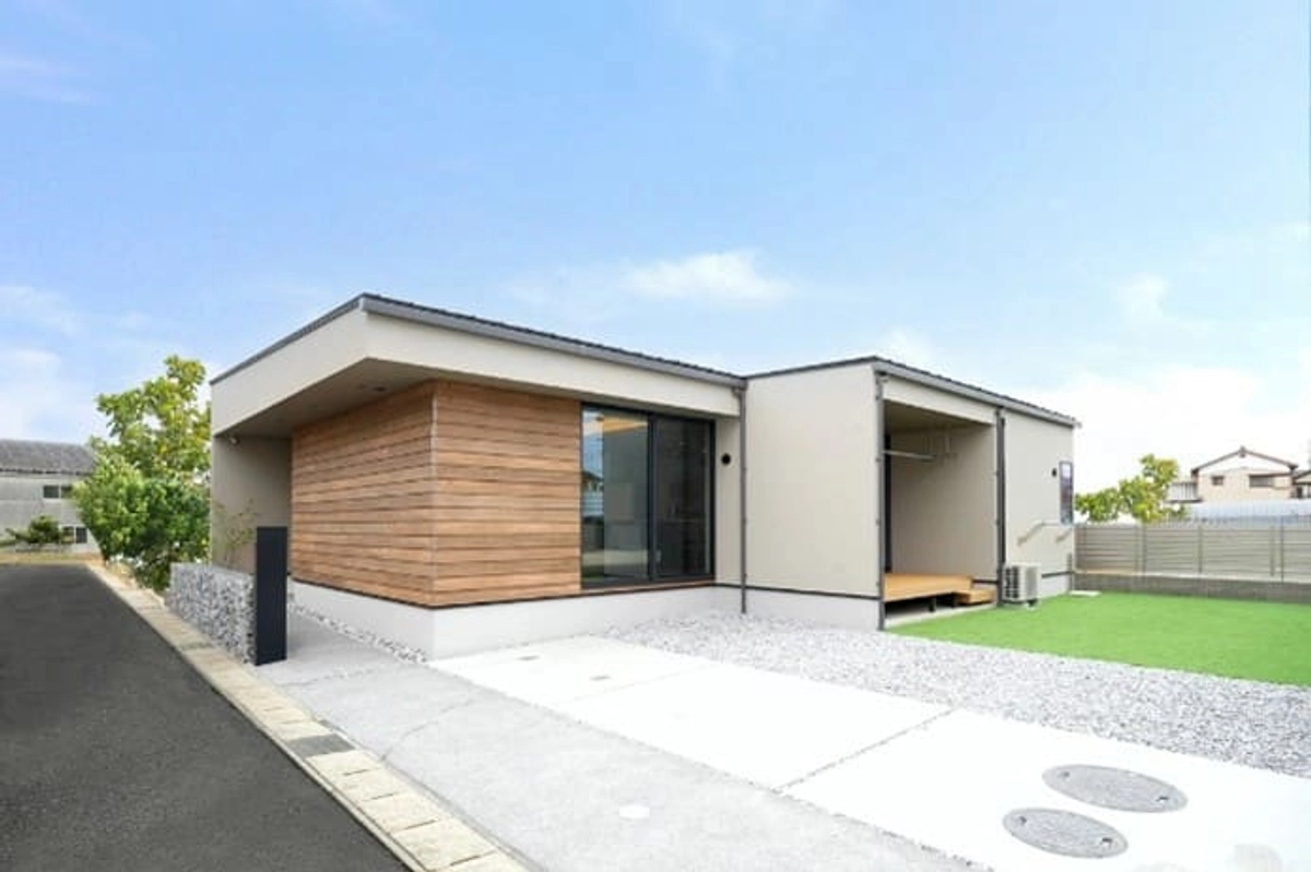 明るい外壁にナチュラルな木目を合わせた平屋