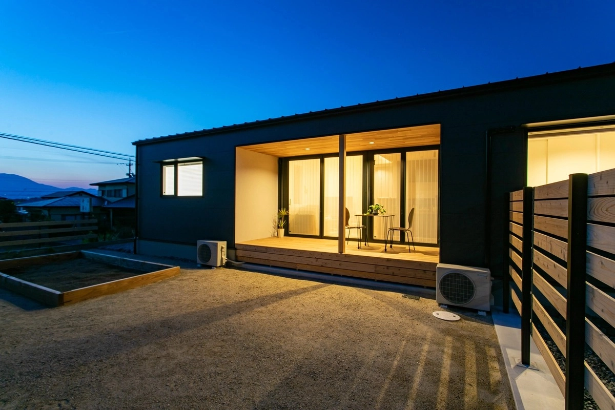 夜の庭を照らすライトアップされたウッドデッキとテラス