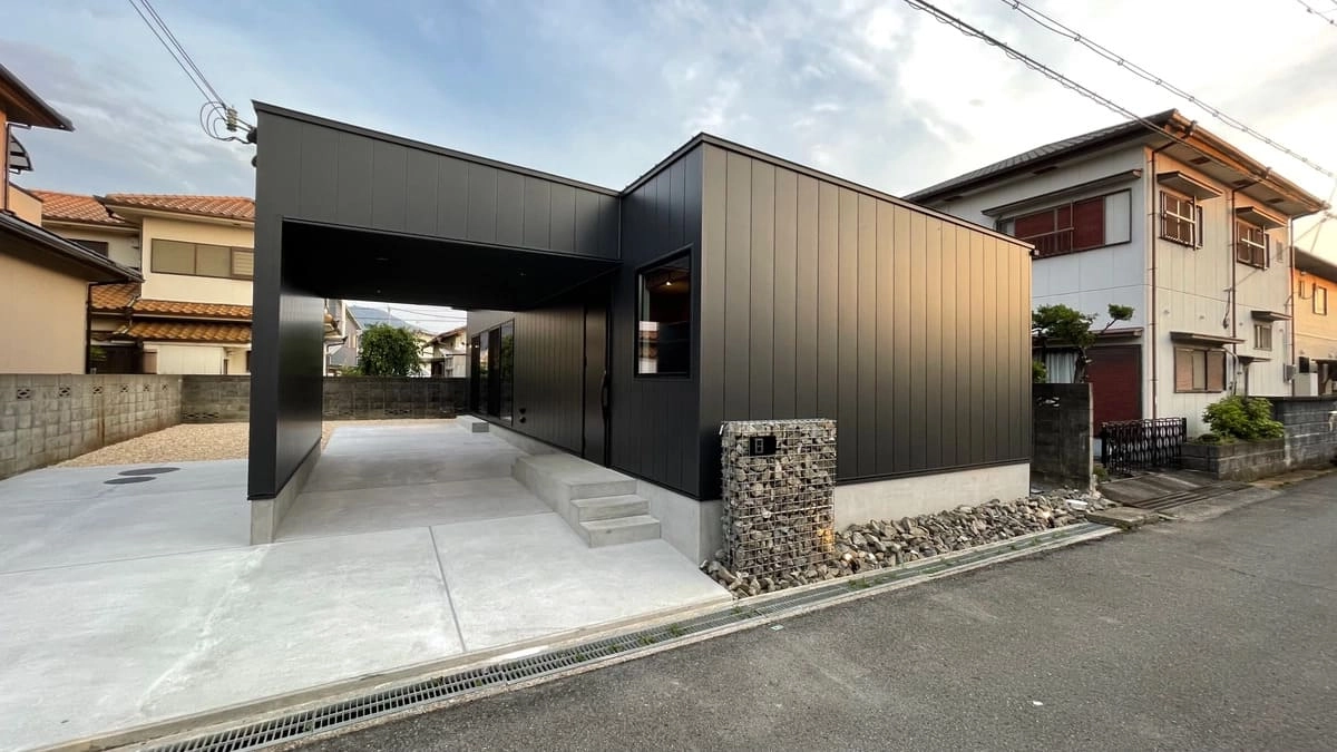 ブラックのガルバリウム鋼板がスタイリッシュなガレージつきの平屋