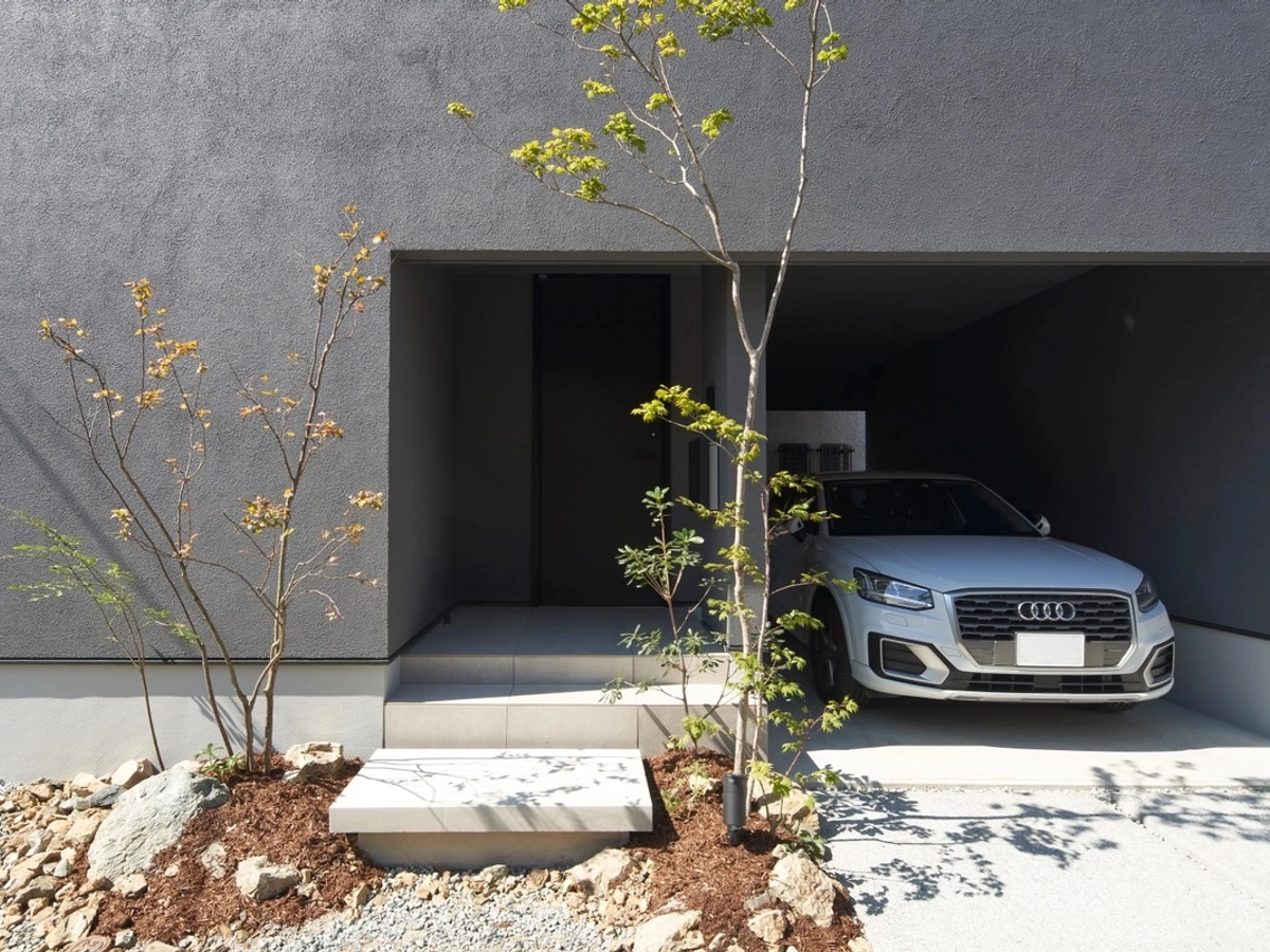 無駄のないシンプルなビルトインガレージ