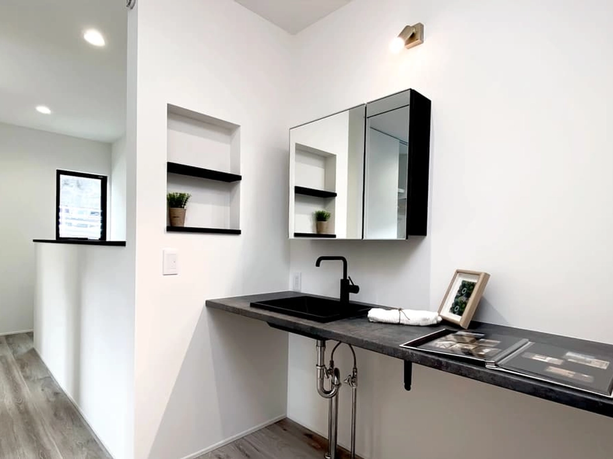 ブラックのシンクを採用したスマートな洗面台