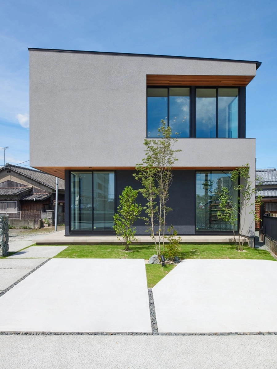 観葉植物がある近代的なカットが印象的な大きな窓の家