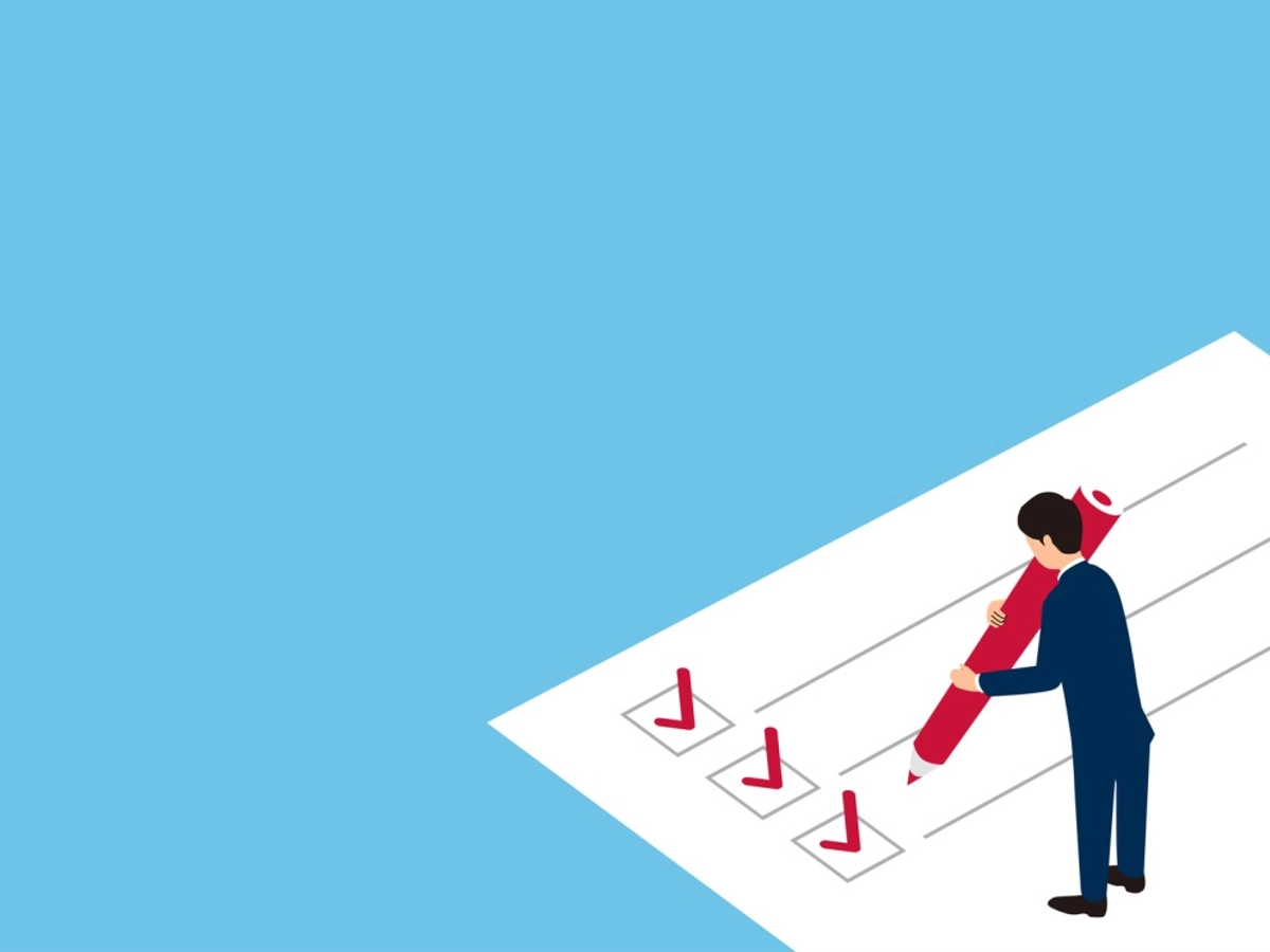 鉛筆を持ってチェックをいれるビジネスマン