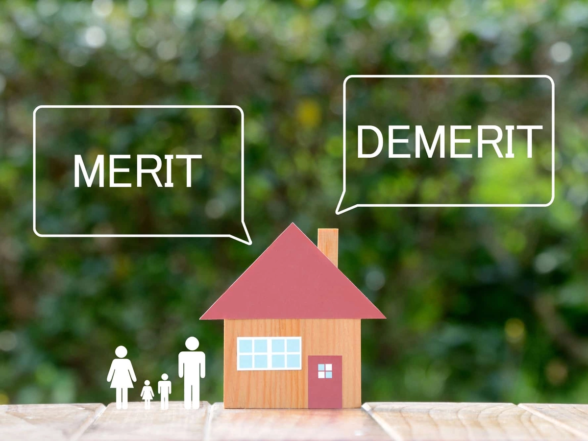 住宅のメリットとデメリット 背景が葉っぱ