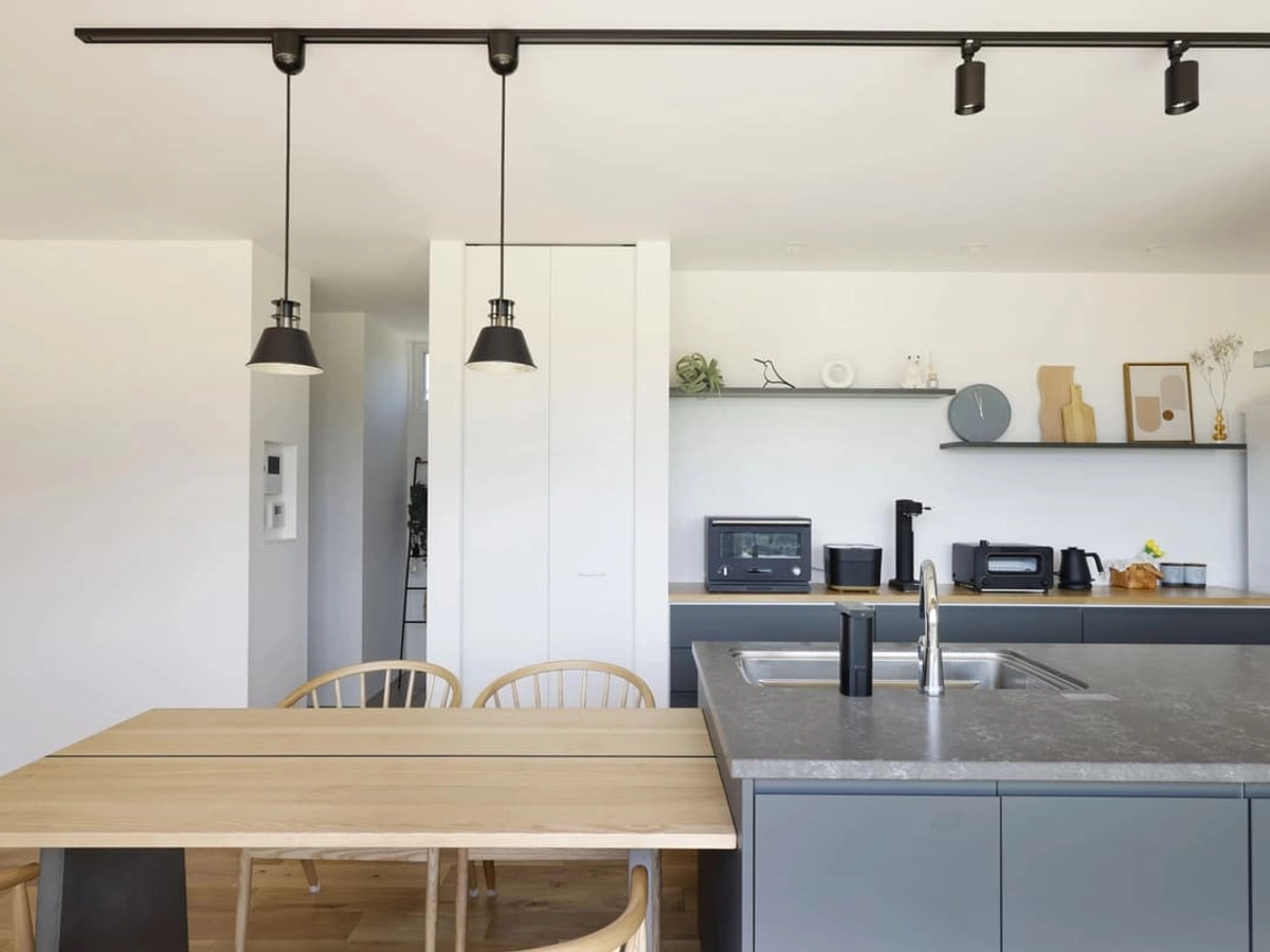 シックなデザインのアイランドキッチン