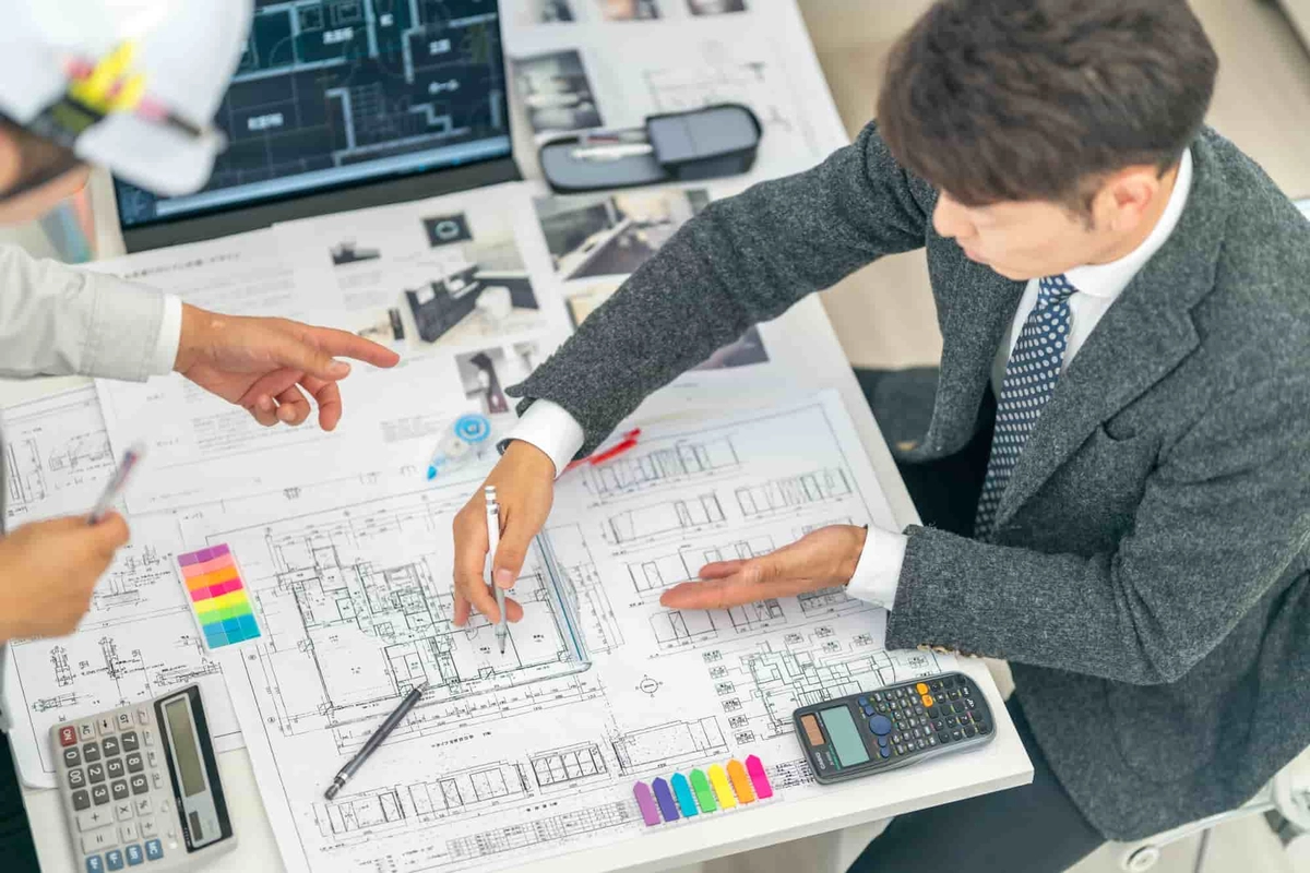 指示をする一級建築士