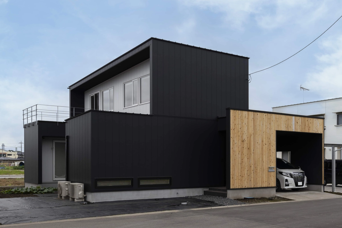 黒と木目が調和したカッコイイ外観