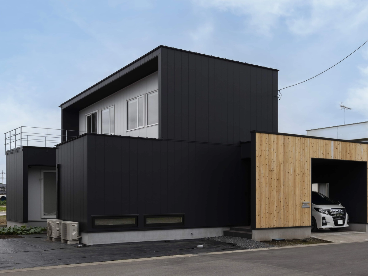 黒と木目が調和したカッコイイ外観