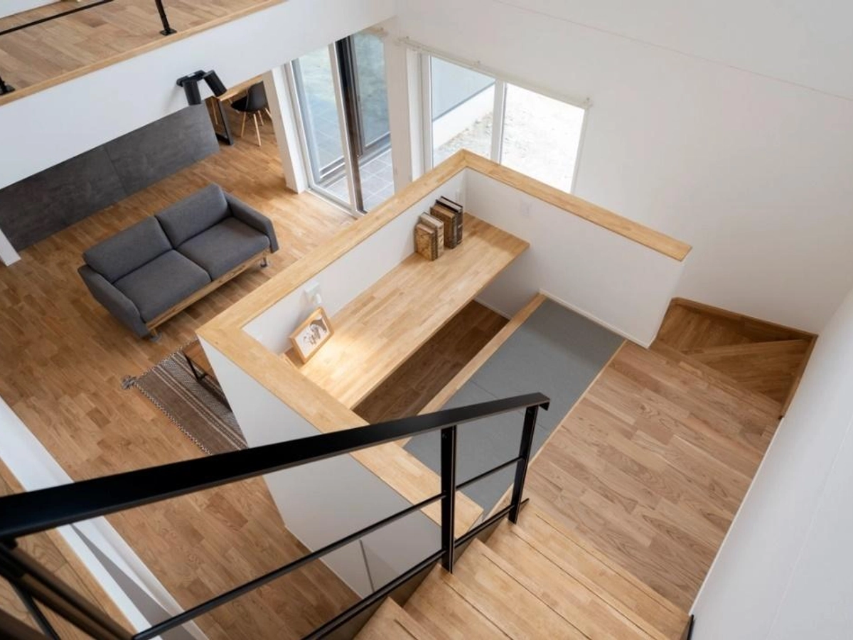 リビングを見渡せるスキップフロアにあるワークスペース