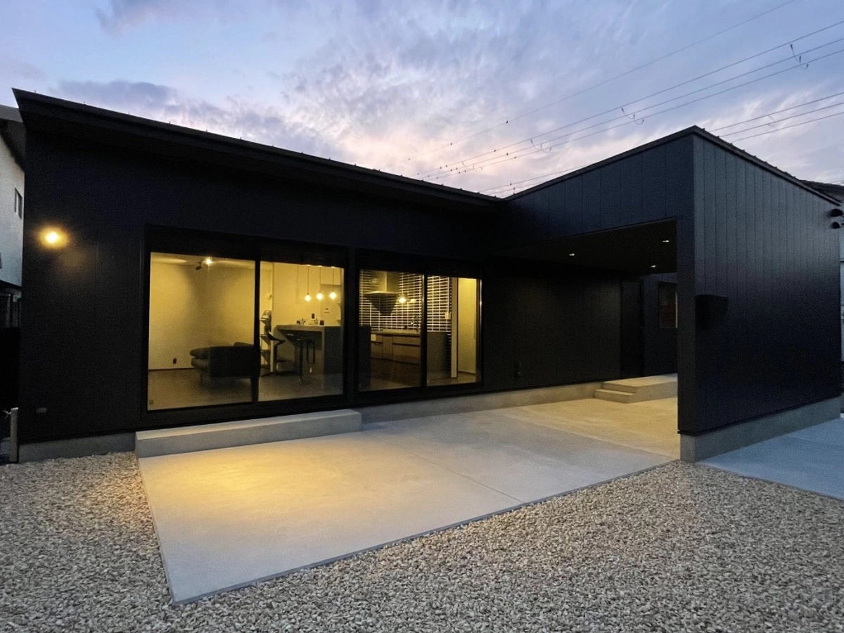 夕暮れの風景と馴染む黒い平屋