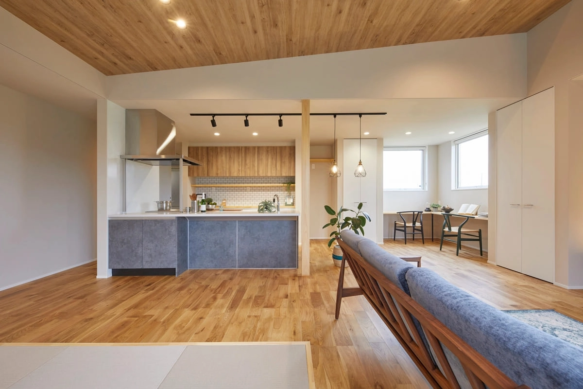 木の温もりを感じる開放的な勾配天井のLDK