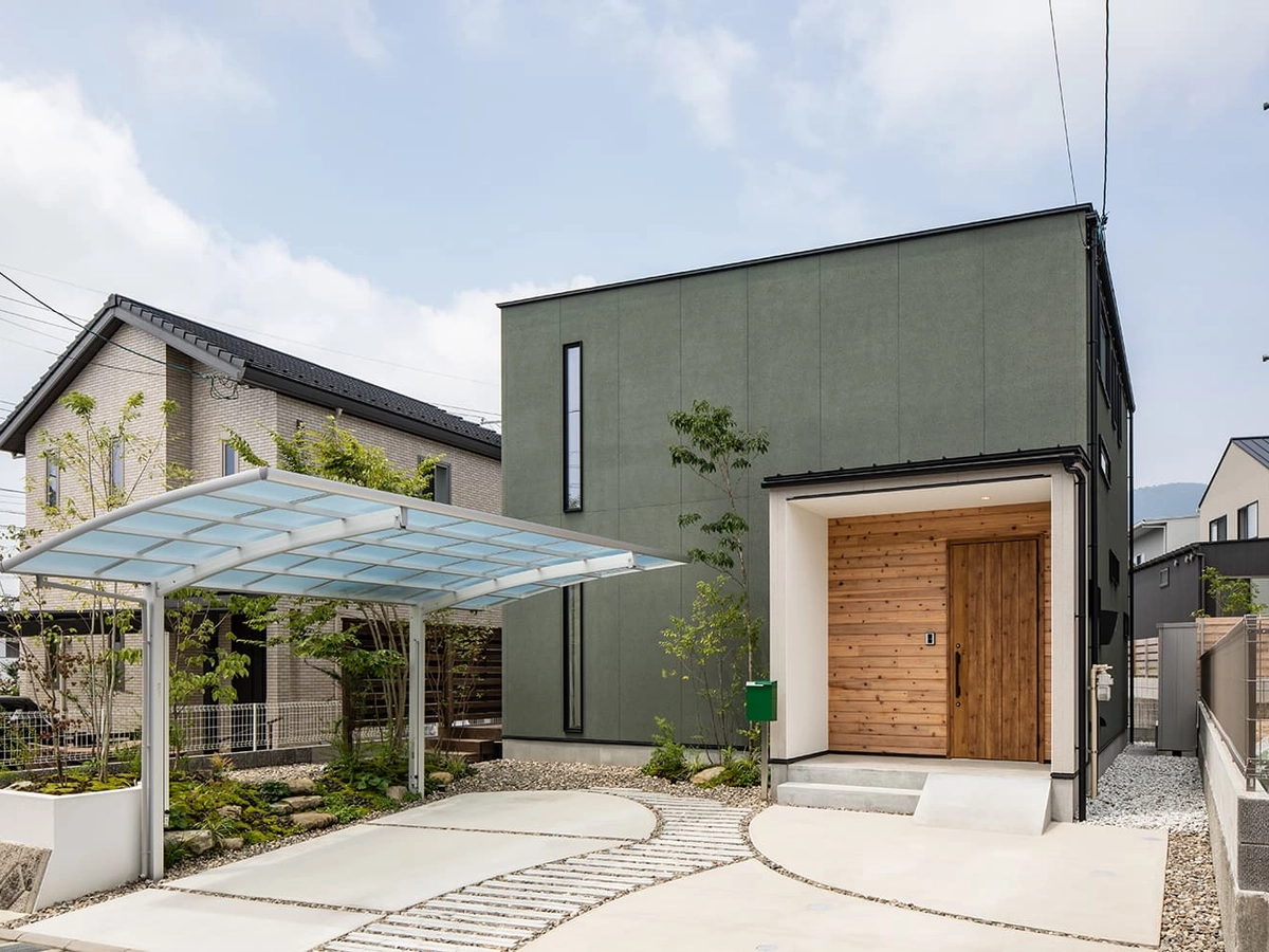 グリーンと木目の家