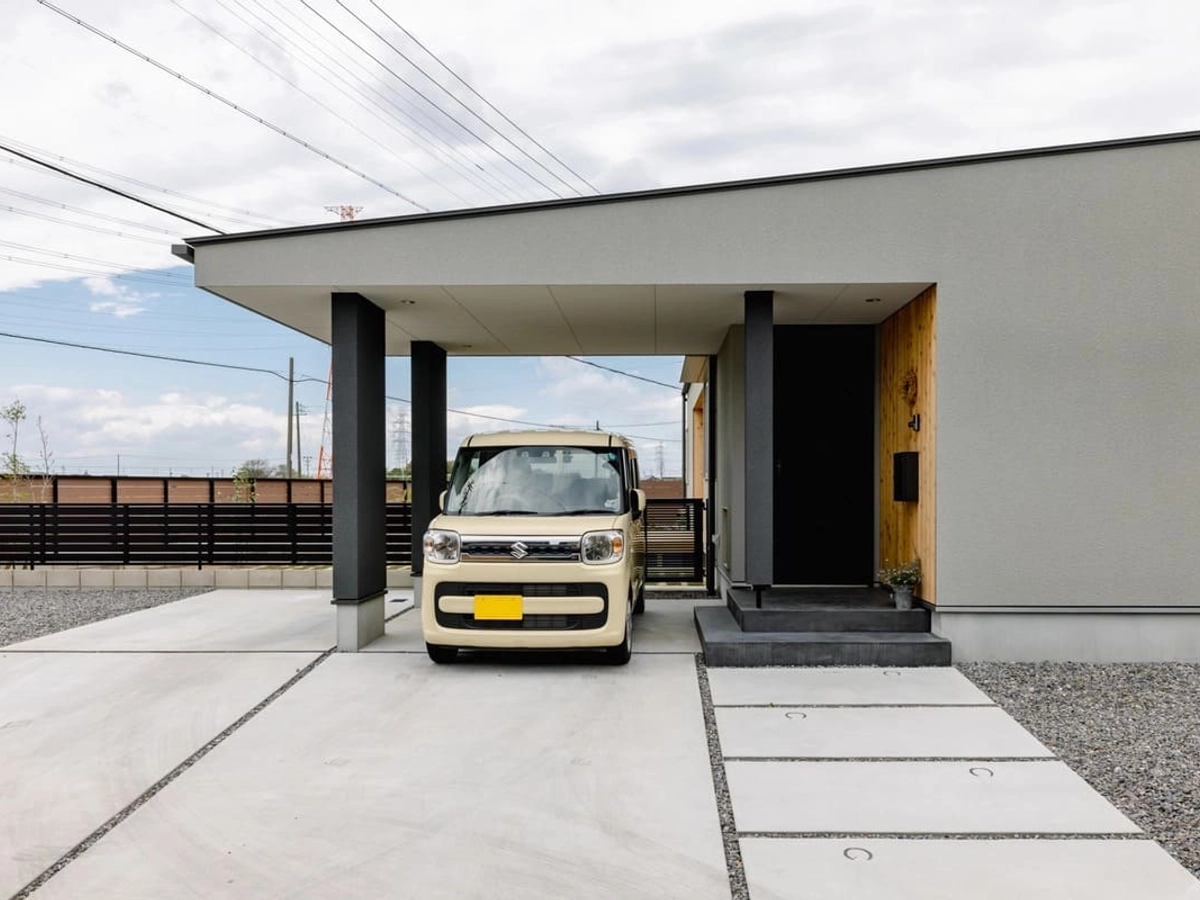 玄関屋根を伸ばした駐車スペース