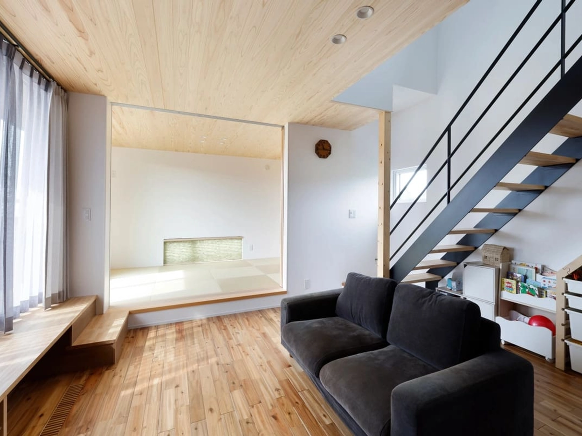 ベンチとして腰かけられる小上がりの和室