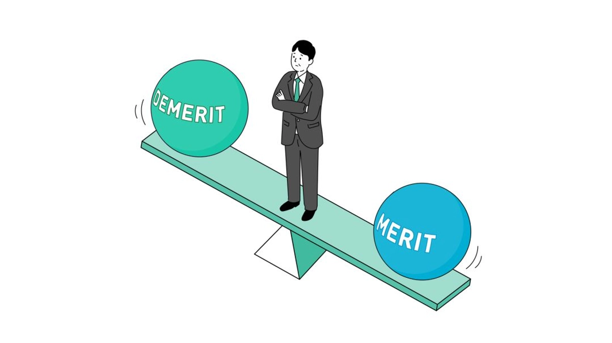 メリットとデメリットの天秤で悩むスーツの中年男性のイラスト