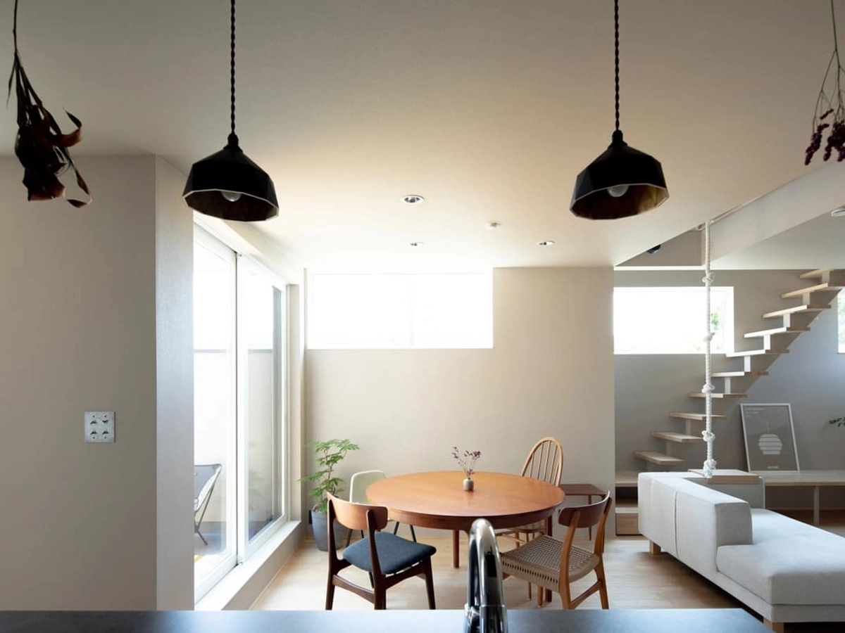 キッチンから見える明るいリビングダイニング