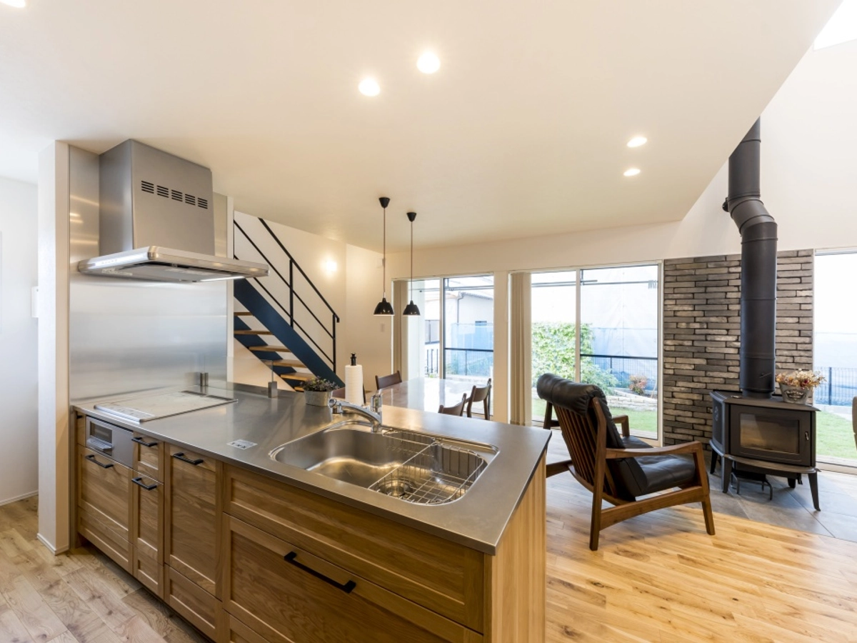 暖炉がある木目のLDK_大きな窓から庭が見渡せるLDK