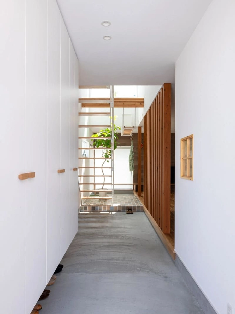 吹き抜けの見える広々とした土間