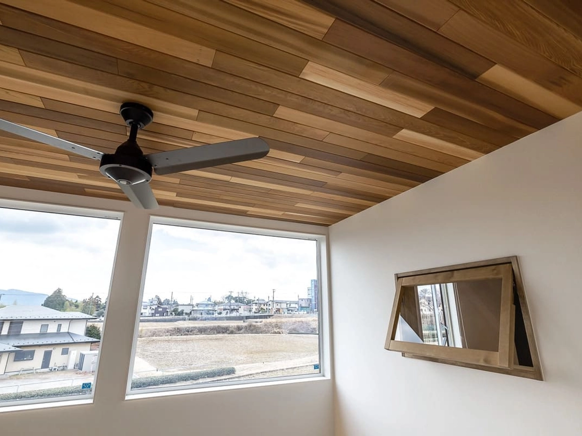 吹き抜けと2階の寝室の間に設けた室内窓