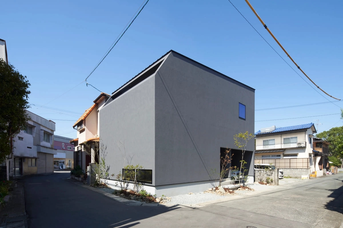 植栽が彩るグレーの外壁が特徴的な住宅外観