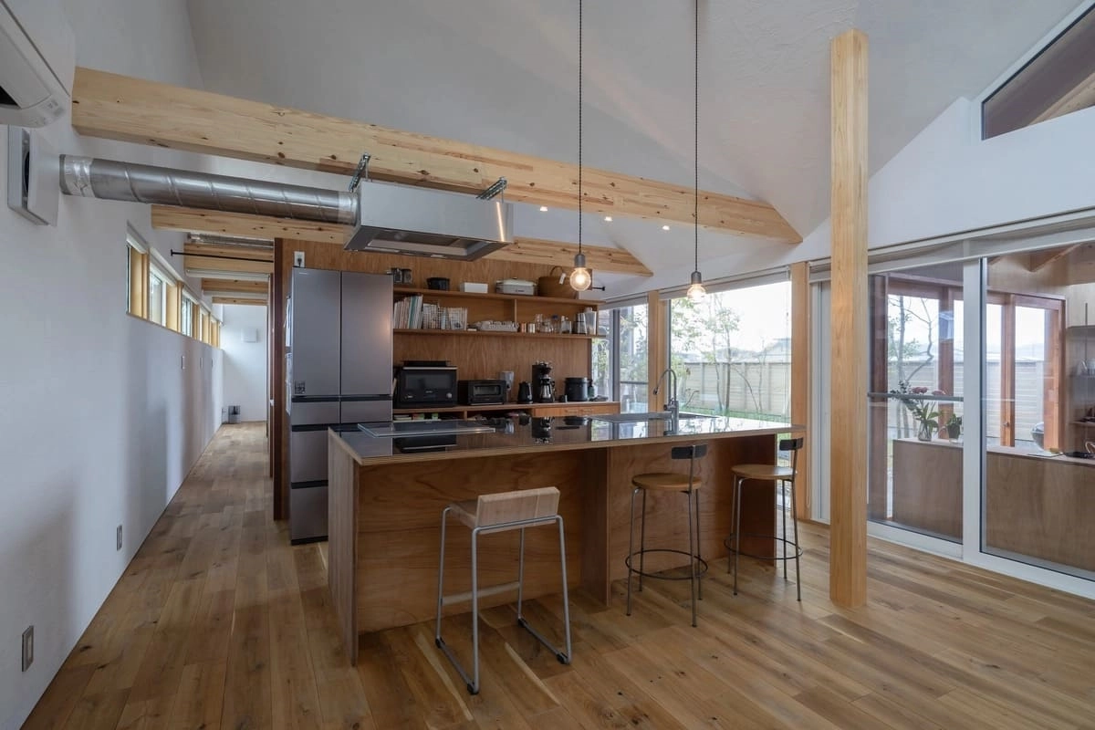 木の温もり溢れるアイランドキッチン