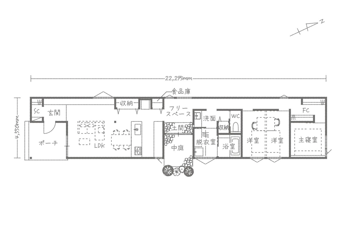 中庭を囲む間取りの細長い平屋住宅の平面図