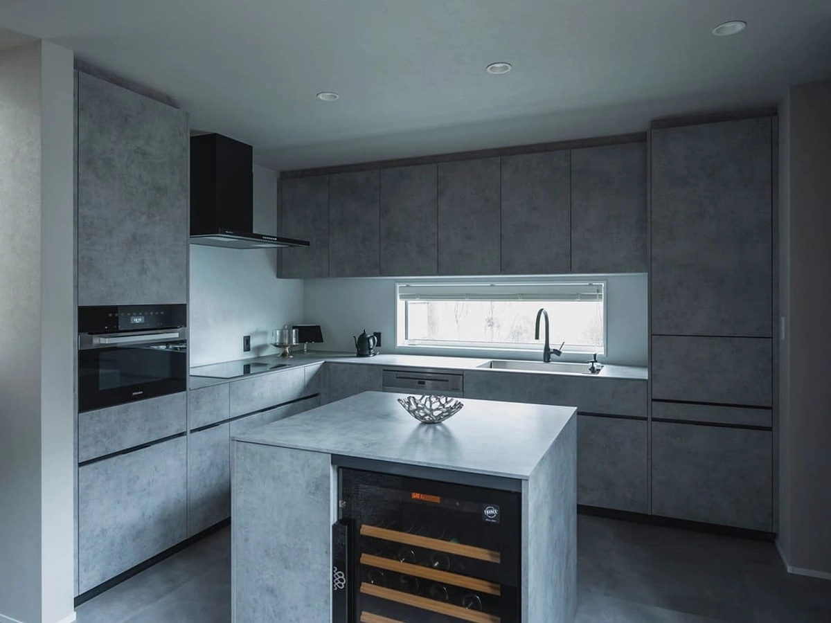 ワインセラーや収納を兼ねたアイランド型のカウンターのあるキッチン