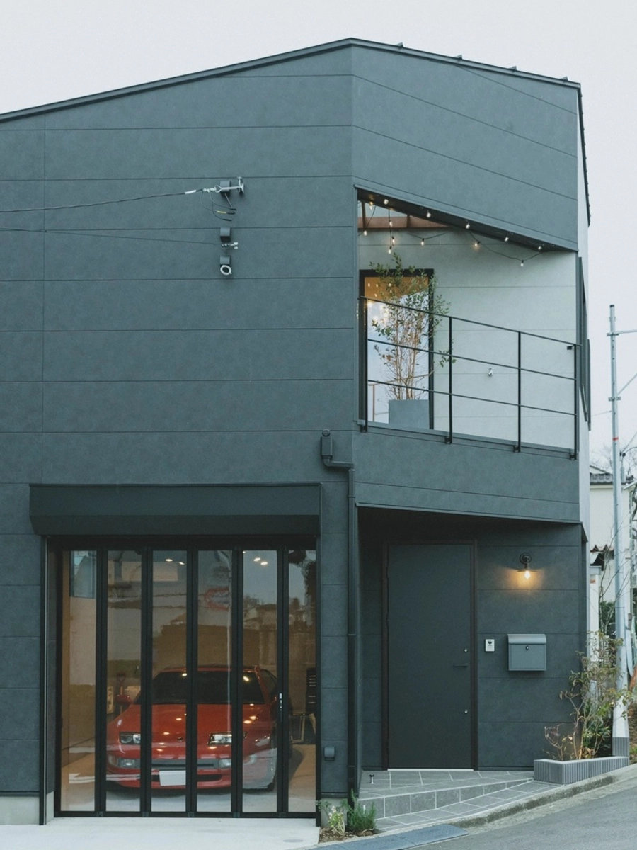 愛車が覗くつくりのビルトインガレージ