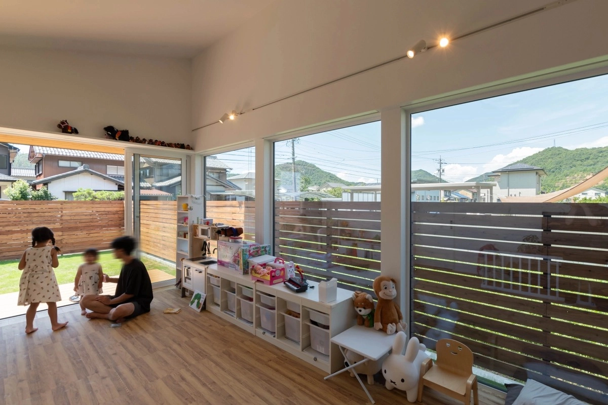 大きな窓から光が差し込むおもちゃいっぱいのキッズルーム