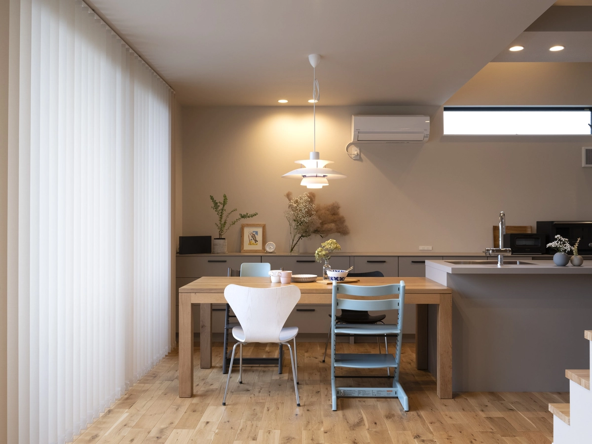 それぞれ異なる椅子がアクセントのダイニングキッチン