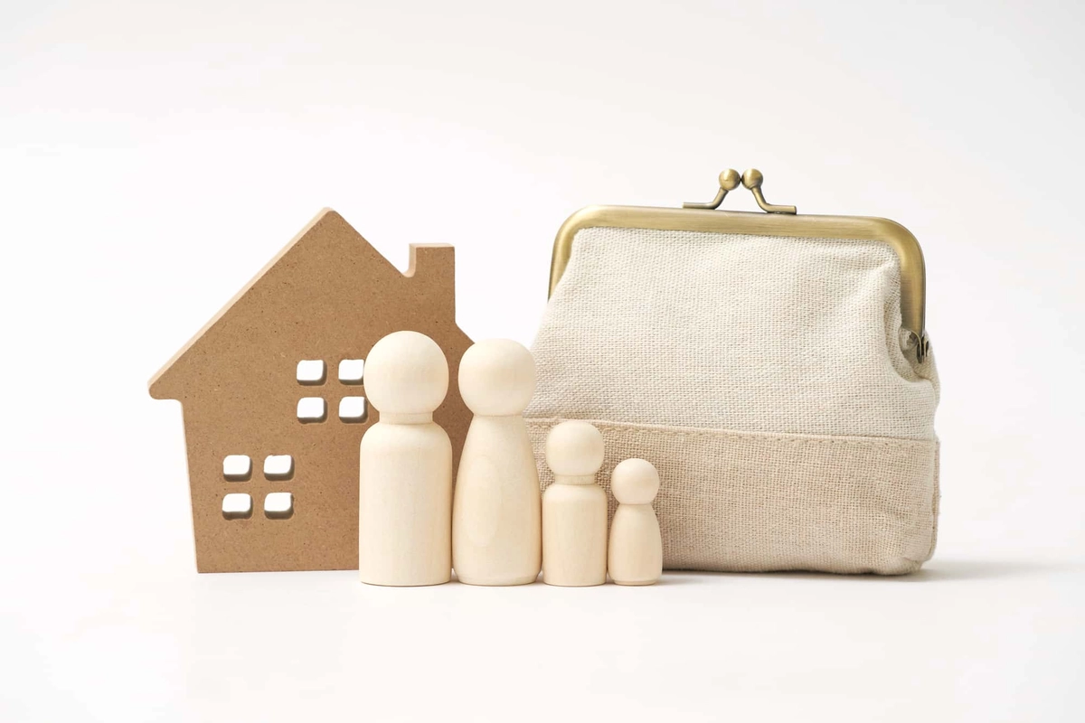 家の模型と財布と家族の模型