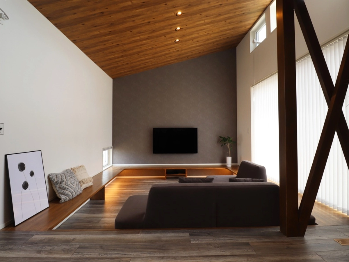 グレー基調で落ち着いた雰囲気の勾配天井のダウンフロアリビング