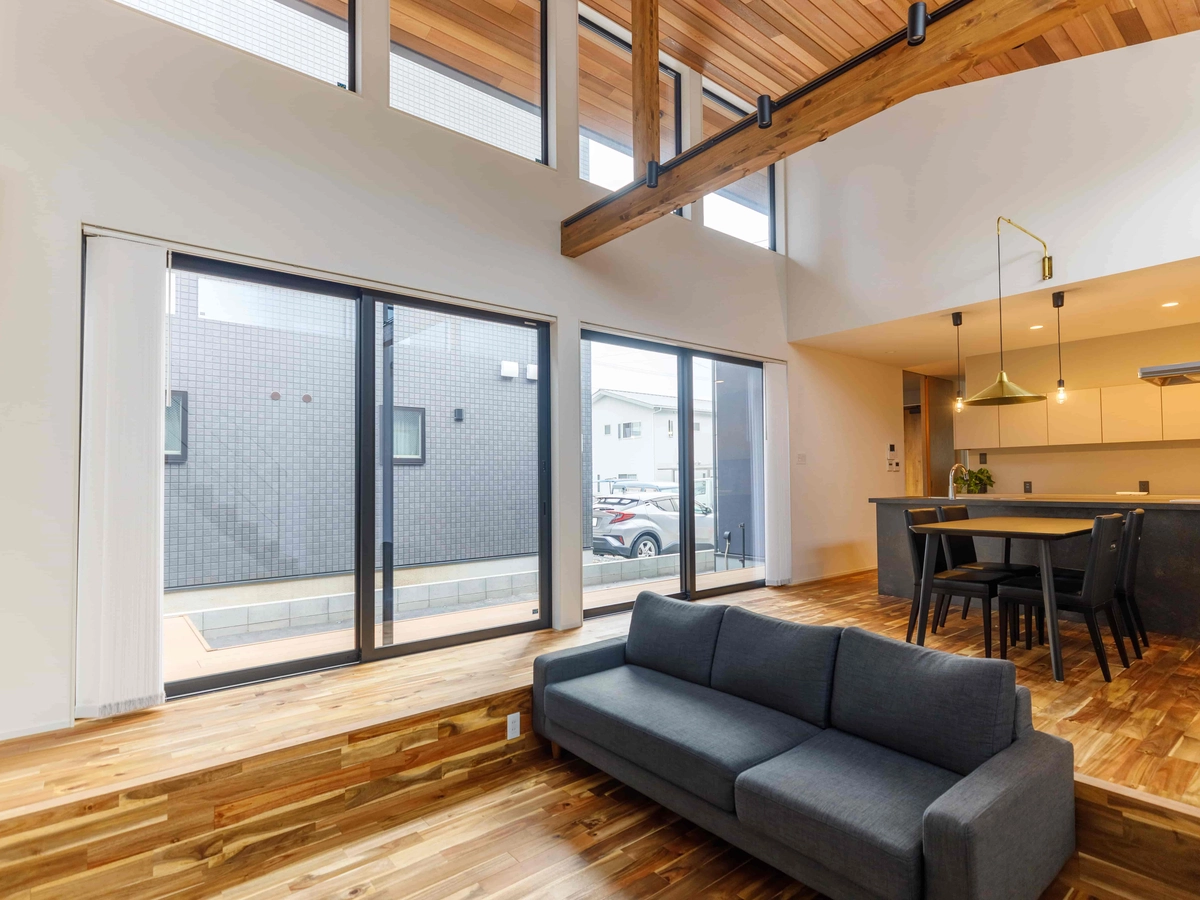 大きな窓があるダウンフロアのリビング