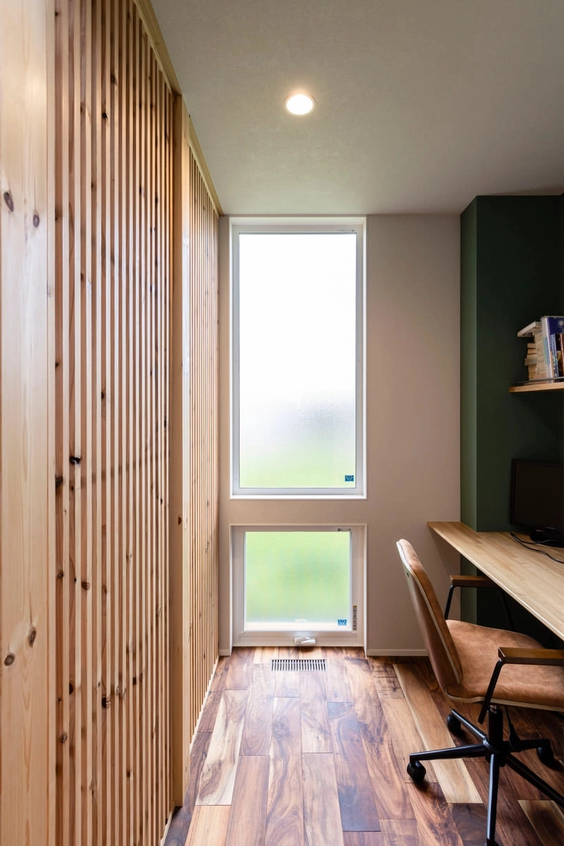 リビングと木格子で仕切られたスタディスペース