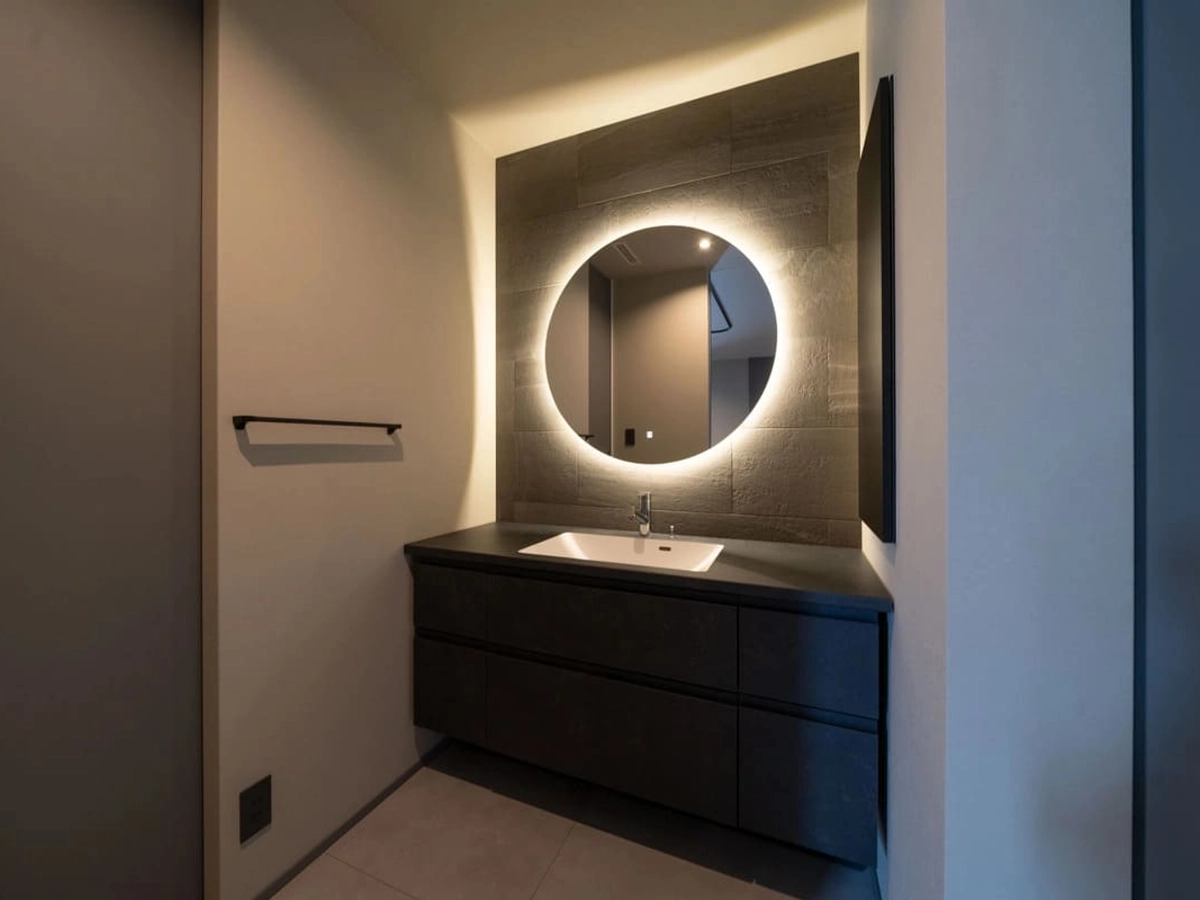 濃いグレーを基調としたゴージャスな洗面コーナー