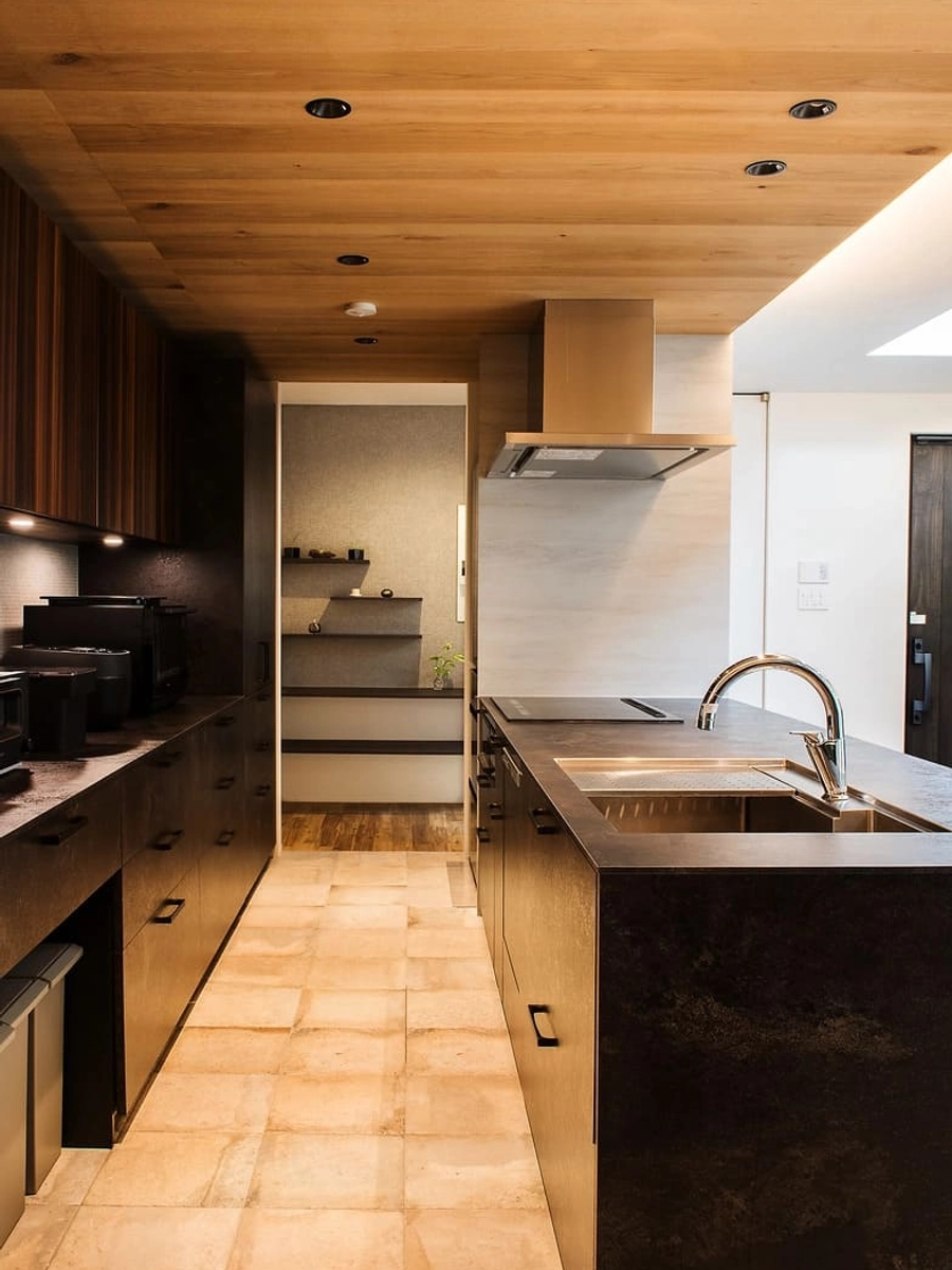 ブラックで統一されたシックなキッチン