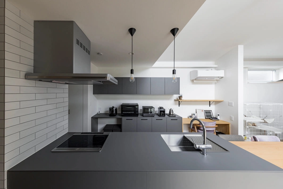 グレーで統一されたモダンなキッチンとワークスペース
