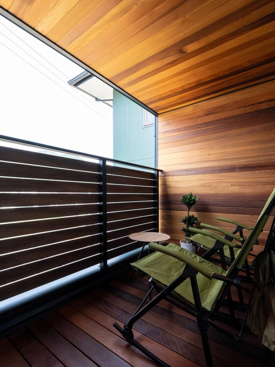 手すりや床、壁や天井も木目で統一されたバルコニー