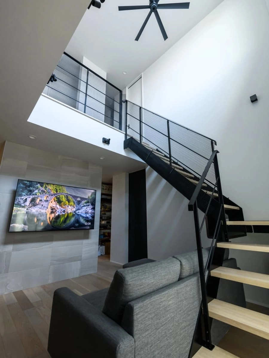 ブラックのスケルトン階段のある吹き抜け