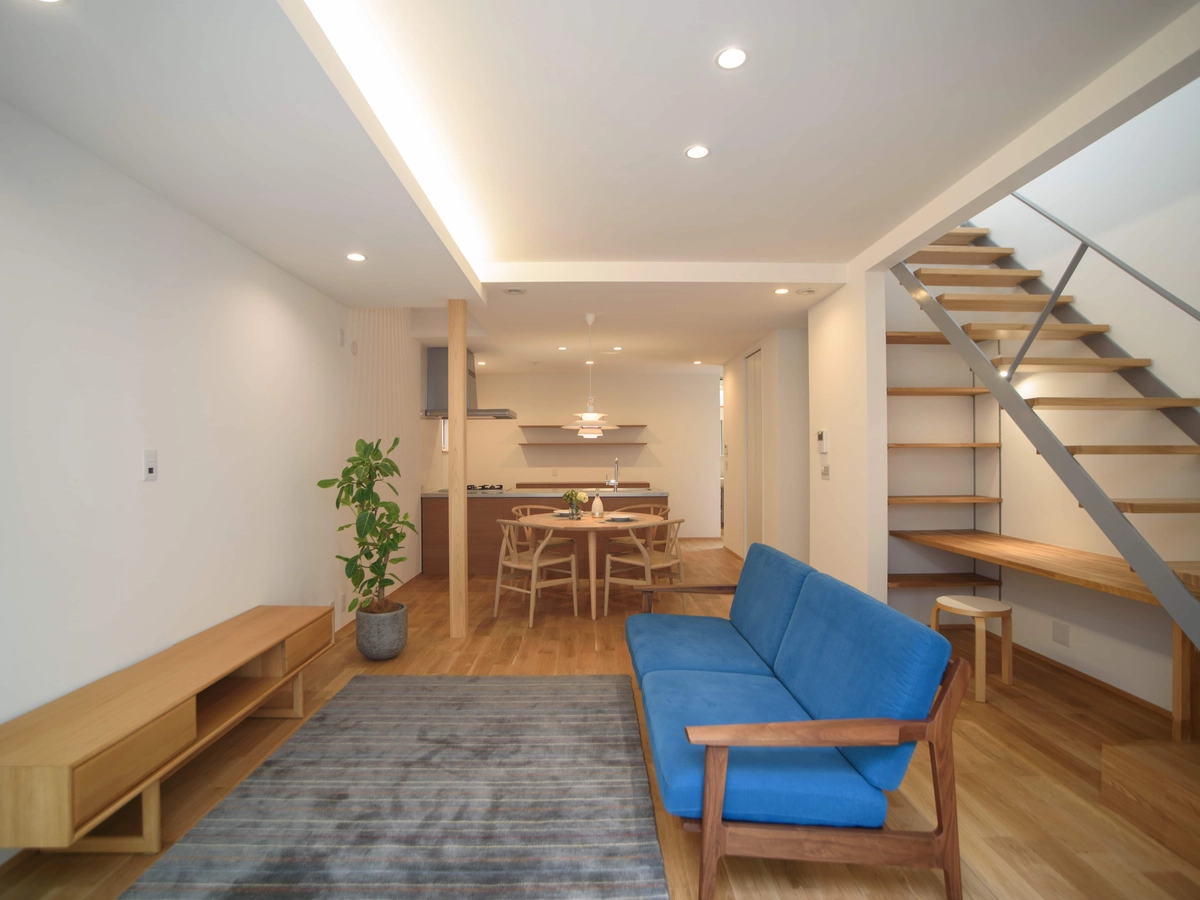 ブルーのソファがあるLDK