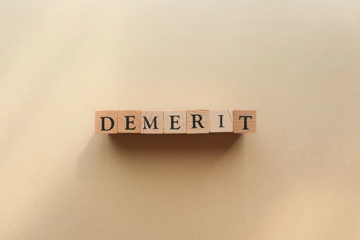 デメリットdemeritの文字ブロック
