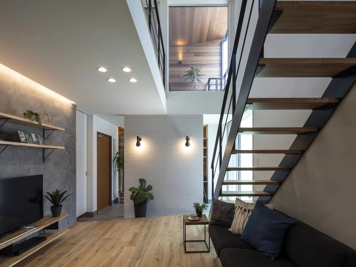 階段下にソファを置いた省スペースな吹き抜け